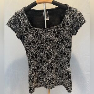 Wrapper Black and White Patterned Short Sleeve Top